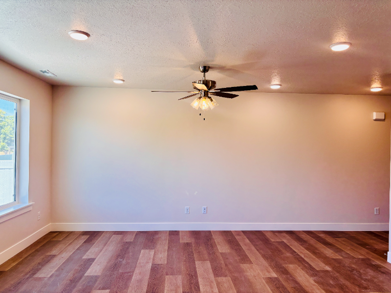 655 Se - Photo 3 of 18