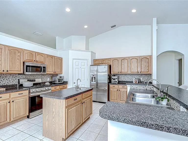 7107 Colonial Lake Dr - Photo 4 of 20