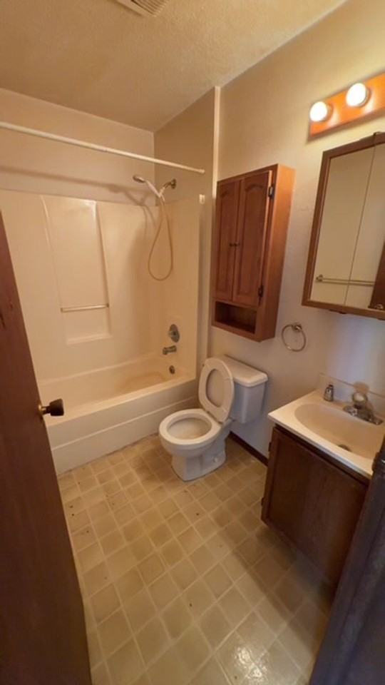 124 N Broadway St - Photo 4 of 4