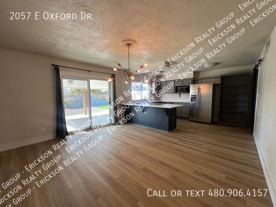 2057 E Oxford Dr - Photo 3 of 22