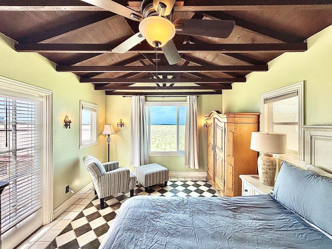 1205 Ocean Dr - Photo 2 of 33