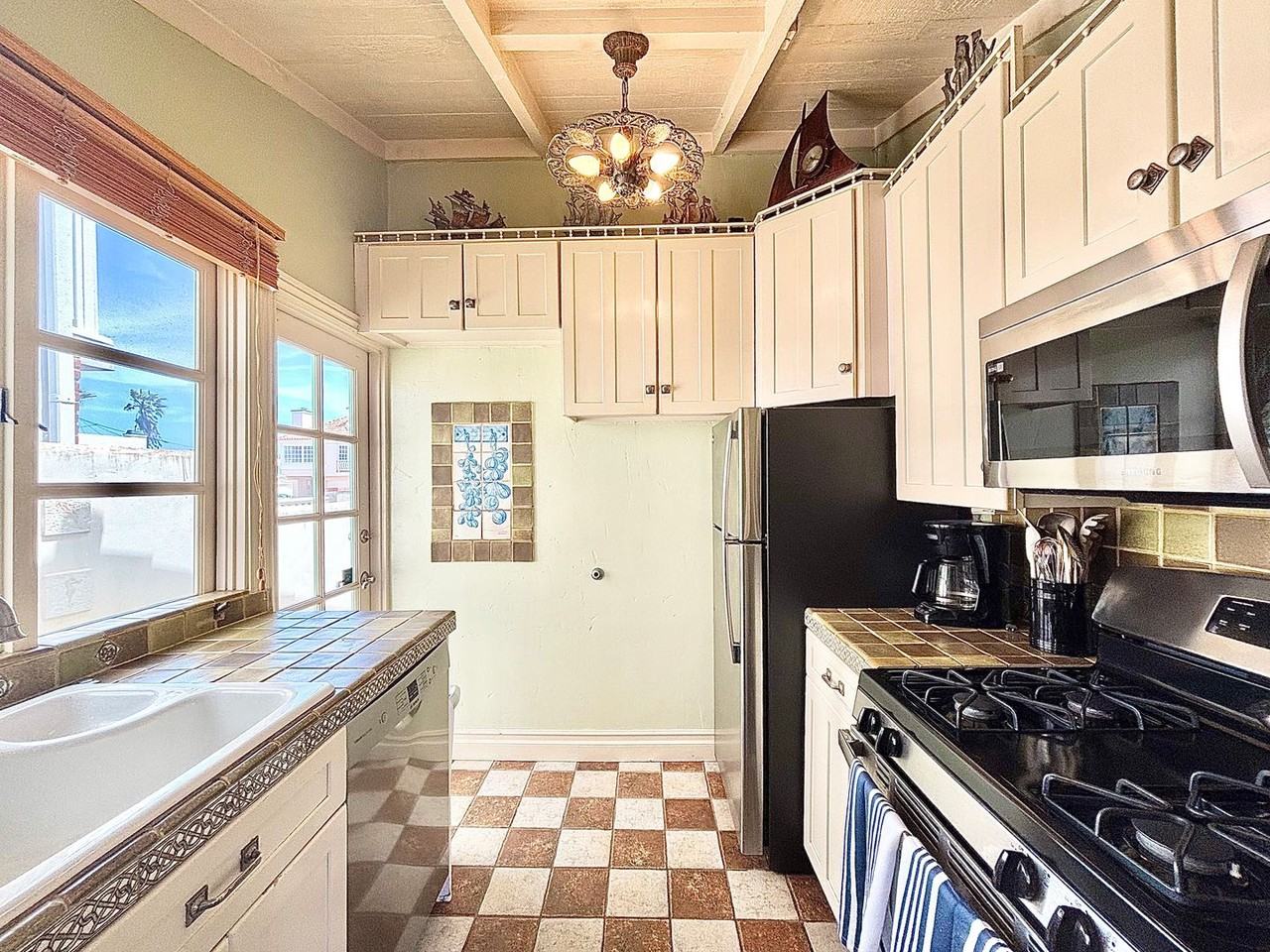 1205 Ocean Dr - Photo 7 of 33