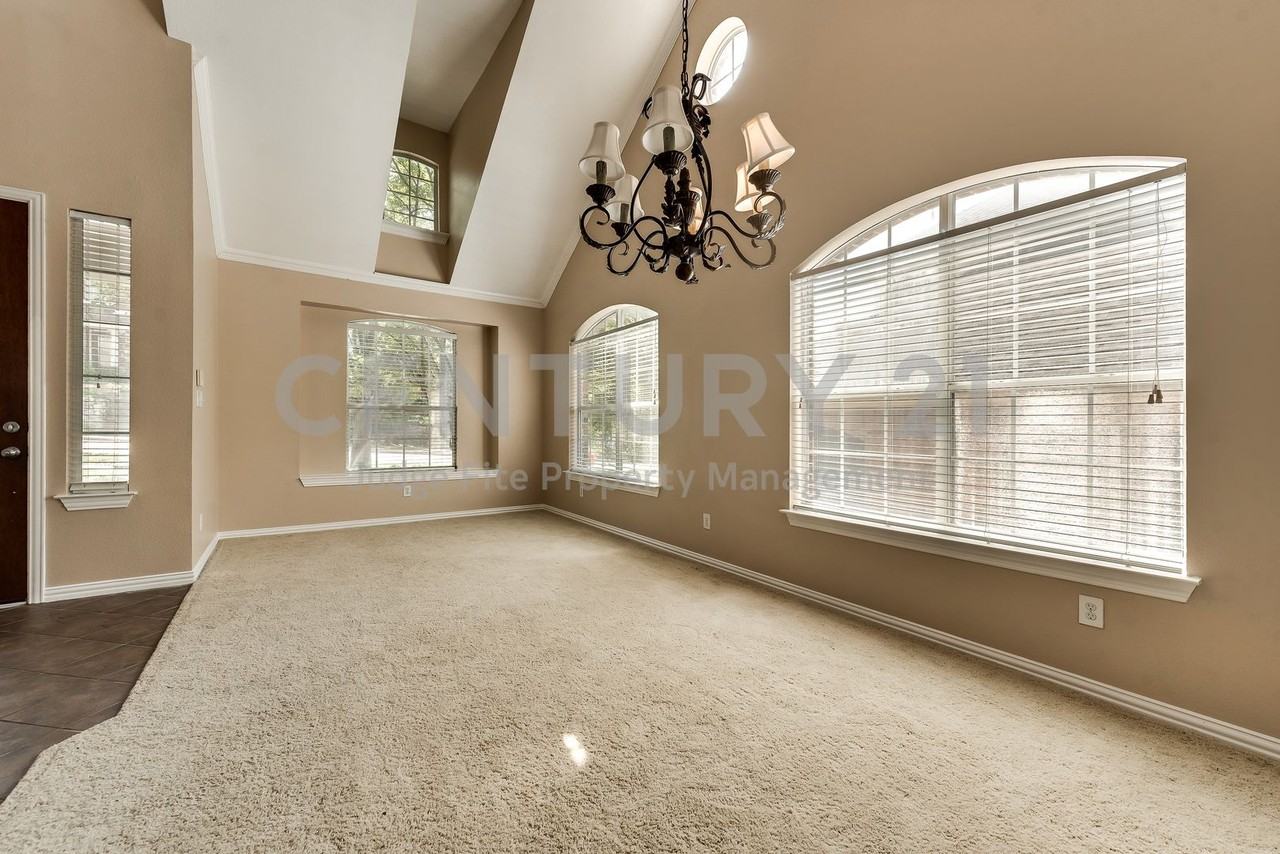 1806 Mystic St - Photo 2 of 11