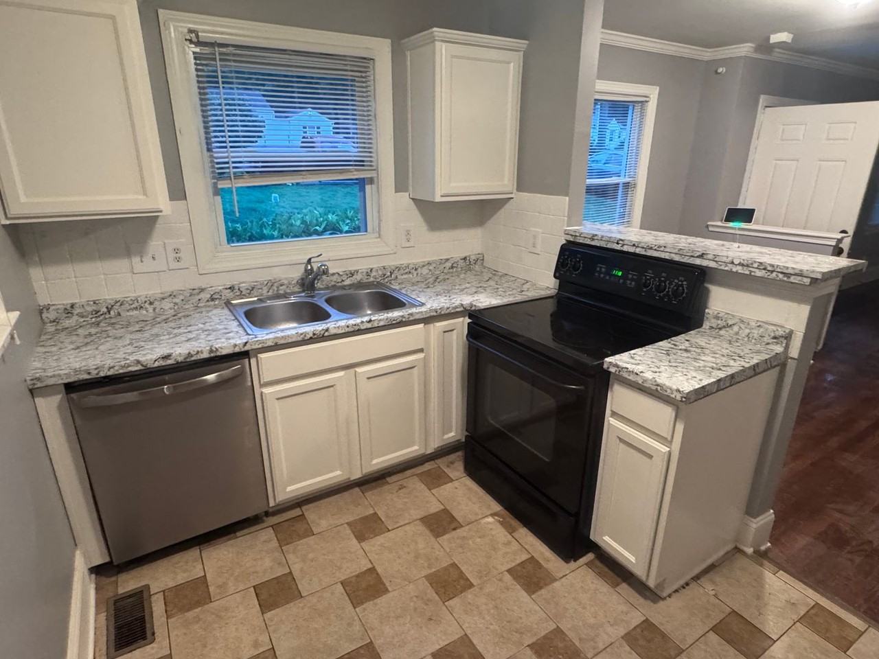 533 Ambassador St - Photo 3 of 11