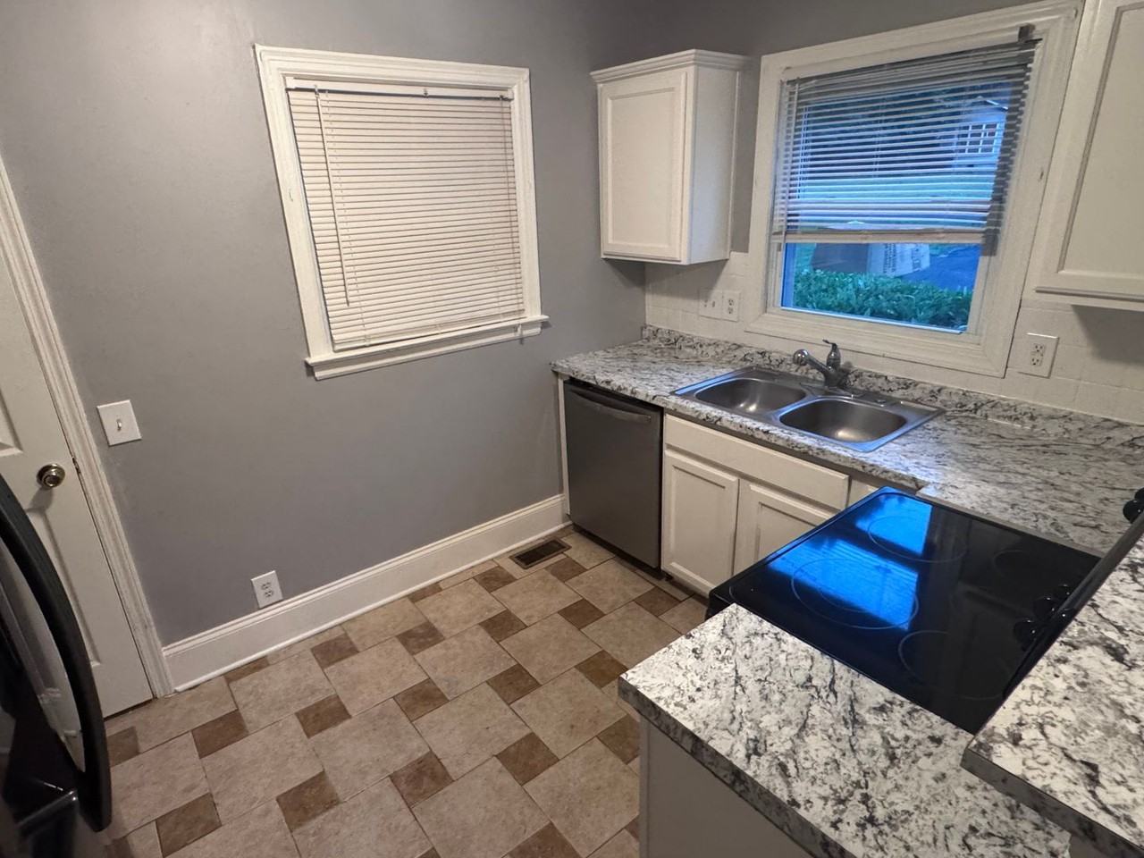 533 Ambassador St - Photo 4 of 11