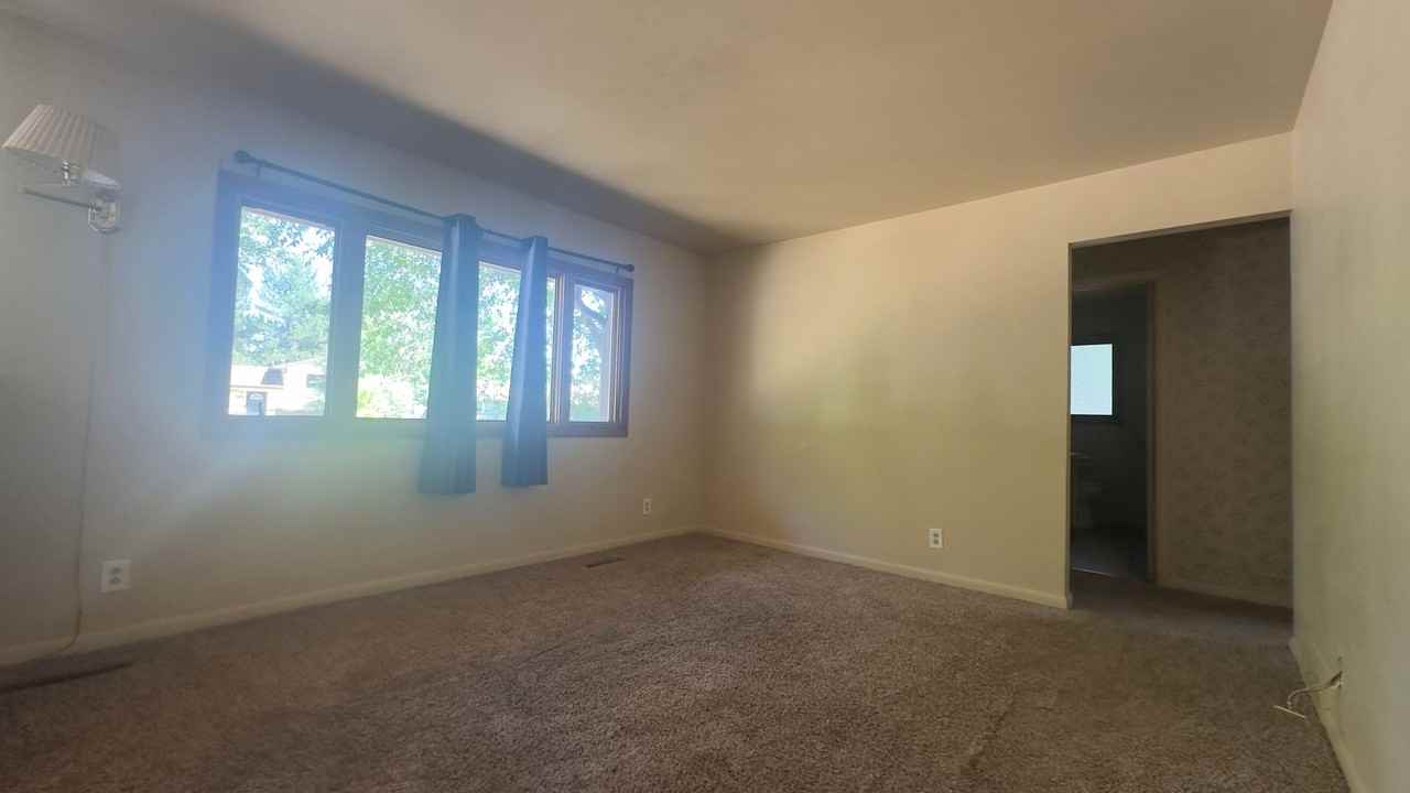 1401 Skyline Dr - Photo 3 of 12