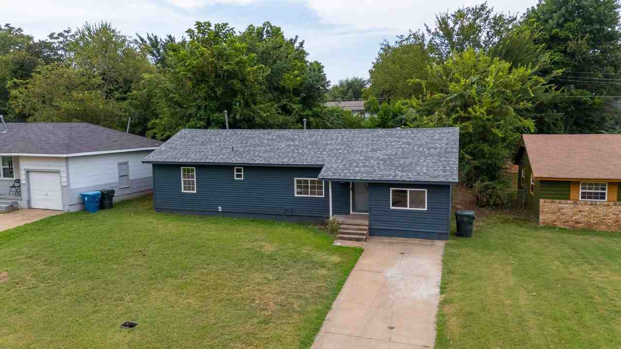 1040 Sycamore Dr - Photo 4 of 21