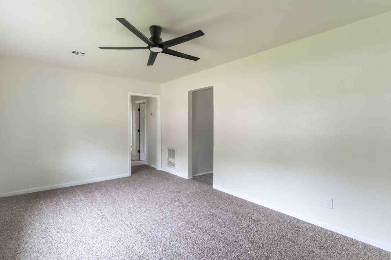 1040 Sycamore Dr - Photo 7 of 21