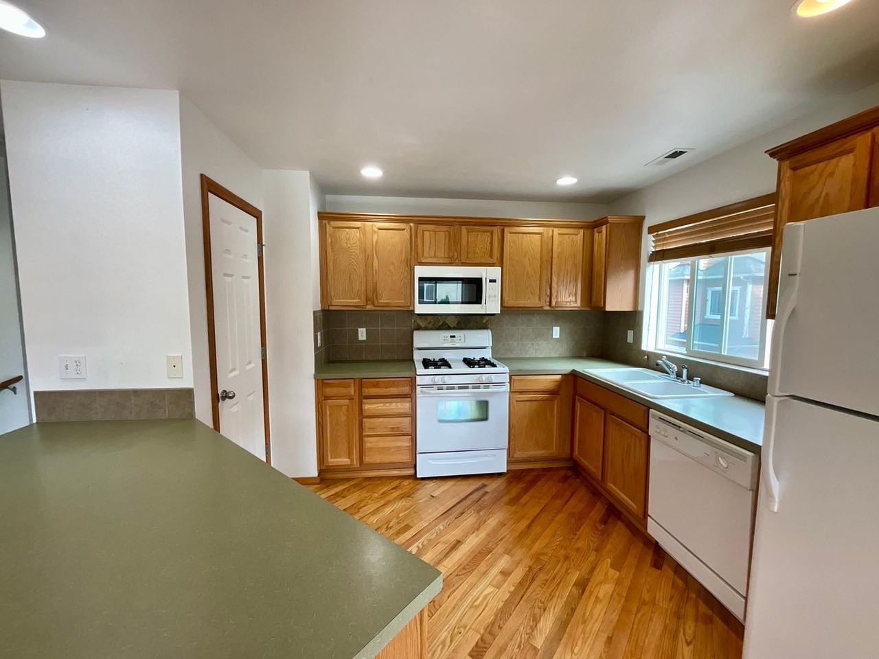 13407 11th Ave W - Photo 5 of 31