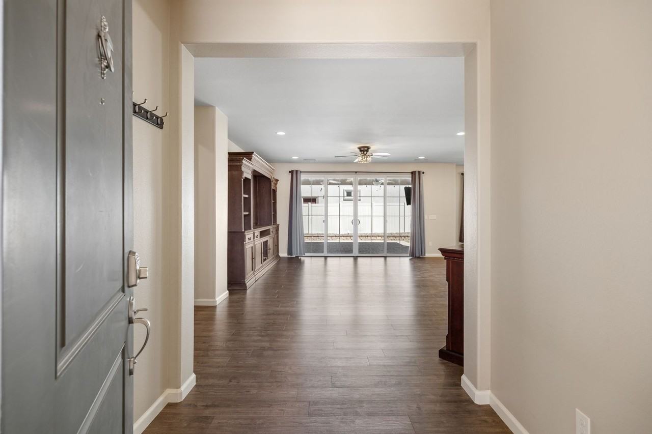 9600 Abigail Way - Photo 5 of 41