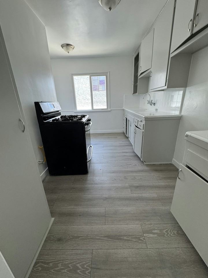 11908 Magnolia Boulevard, Unit 6 - Photo 3 of 8