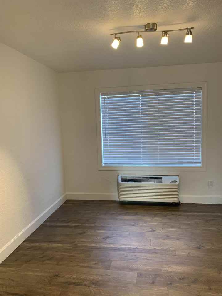 The 11 Elms - Photo 3 of 44