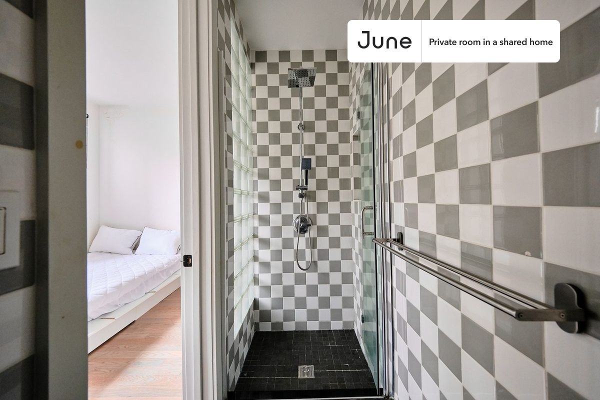 1716 Linden St #B - Photo 4 of 18