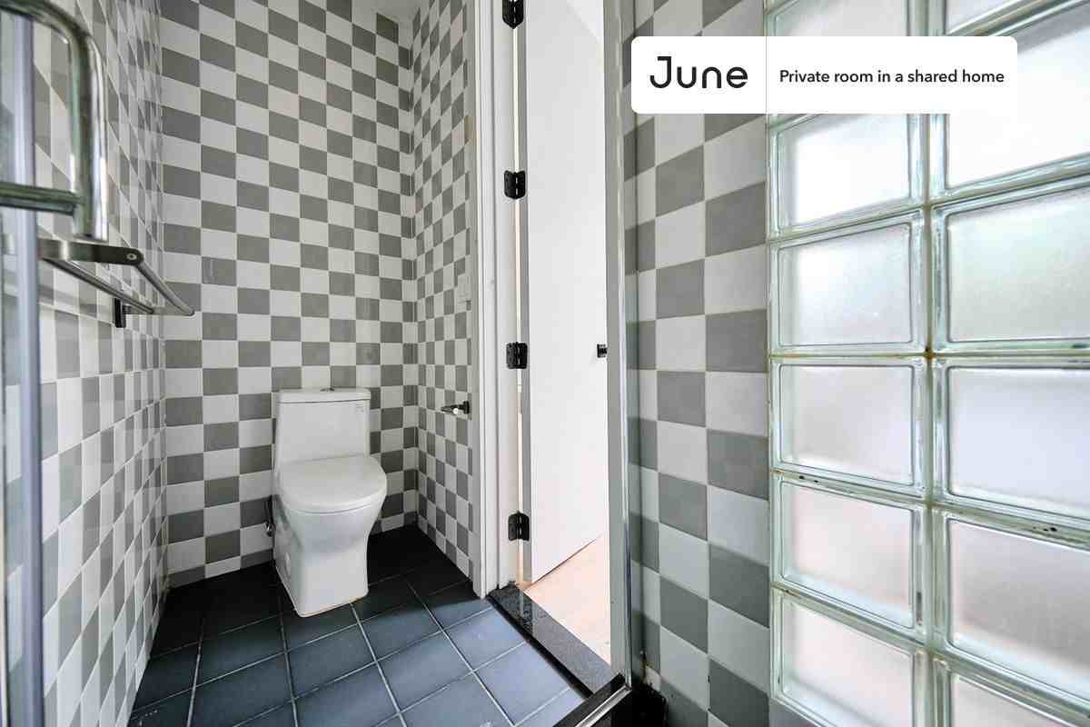 1716 Linden St #B - Photo 5 of 18