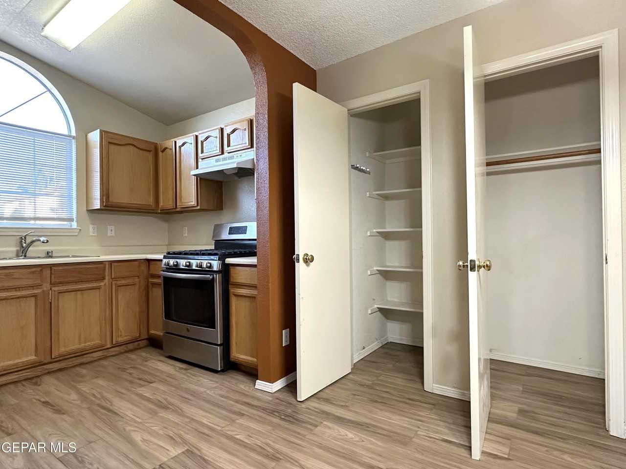 12408 Tierra Maria Court - Photo 4 of 35