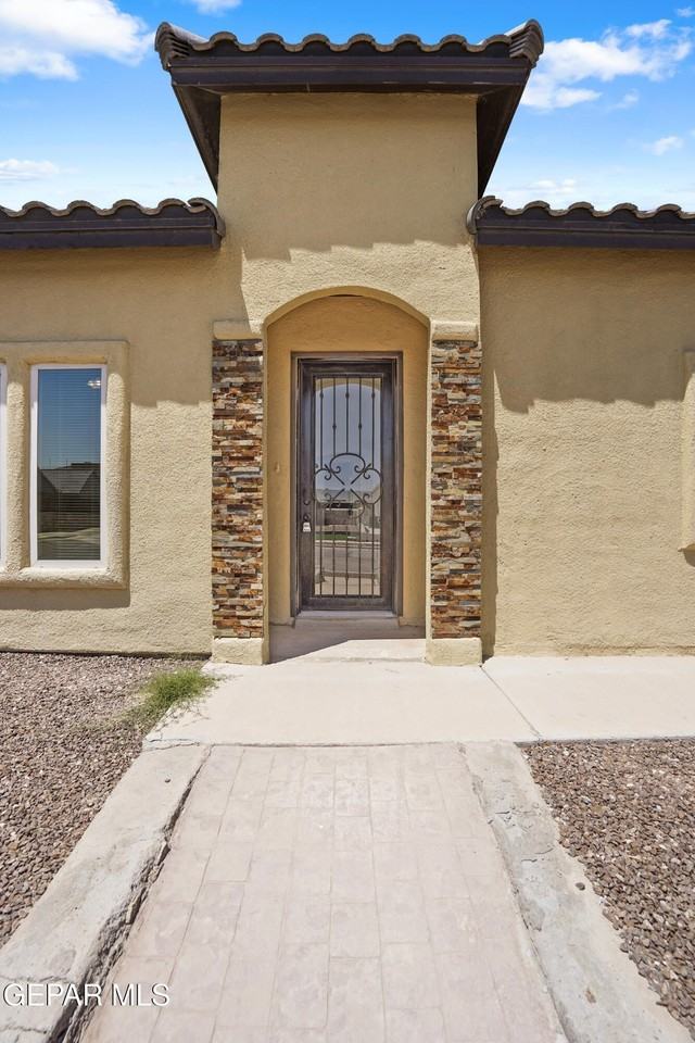 901 Betton Pl - Photo 3 of 22