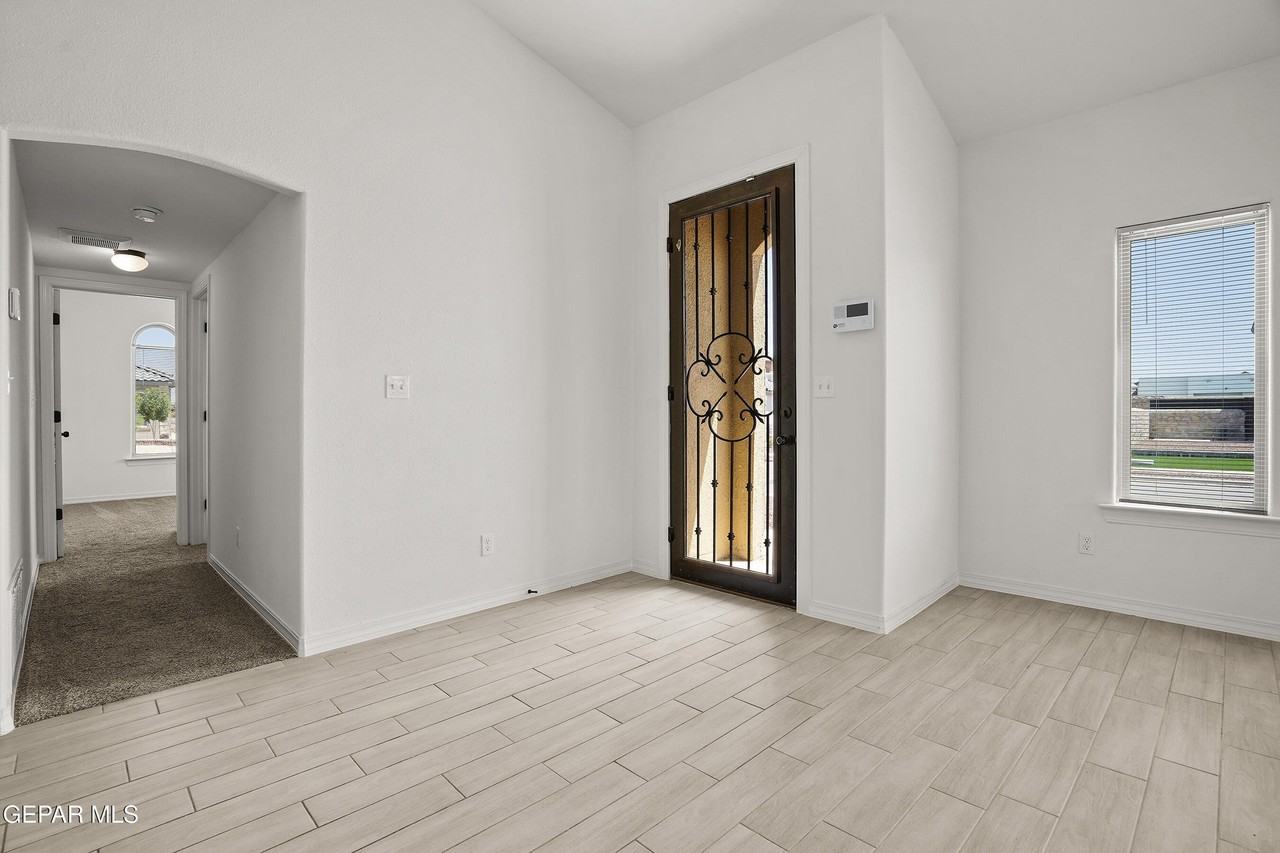 901 Betton Pl - Photo 4 of 22