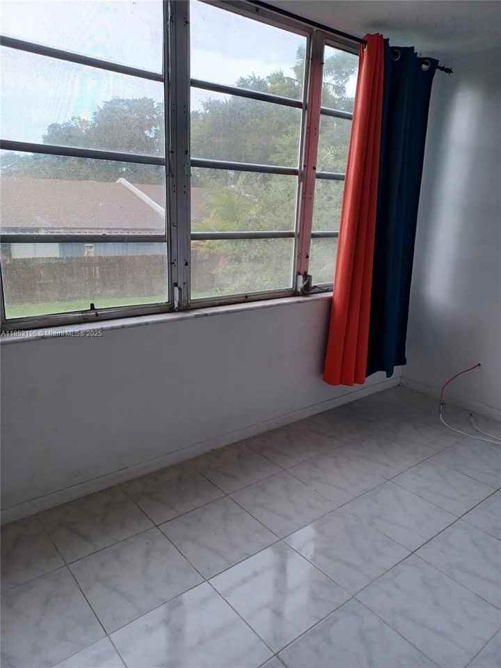 445 Ne 195th St #230 - Photo 4 of 9