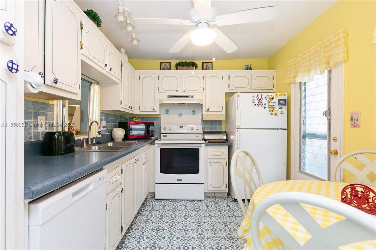 1001 Ne 14th Ave #107 - Photo 6 of 28