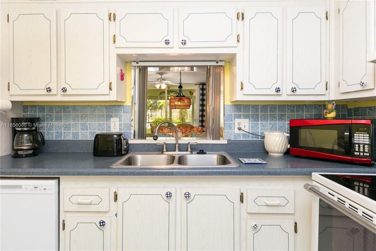 1001 Ne 14th Ave #107 - Photo 7 of 28