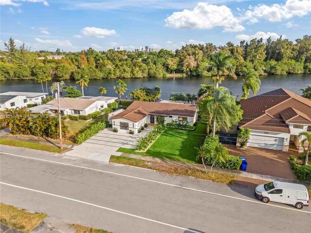 209 N 31st Ave #1 - Photo 2 of 18