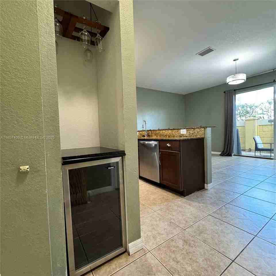 1855 Sw 89th Ter - Photo 4 of 28