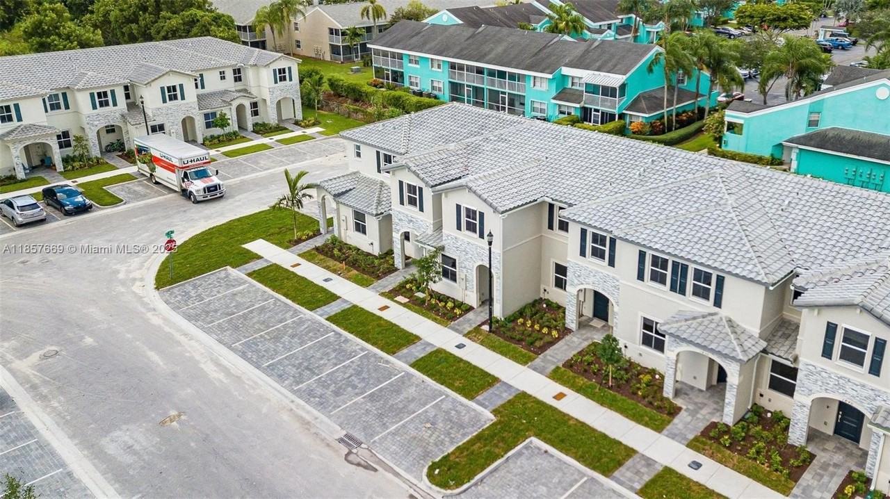 1870 Se 26th Ter - Photo 3 of 28