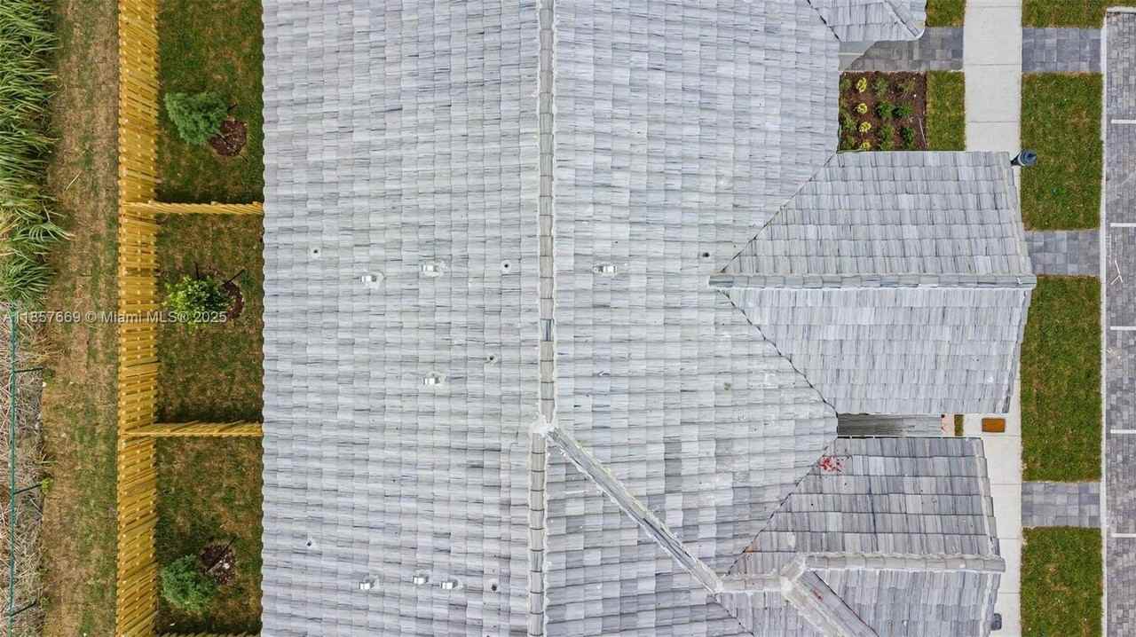 1870 Se 26th Ter - Photo 5 of 28