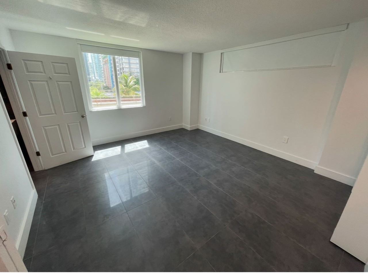 110 Sw 12th St #401 - Photo 7 of 8