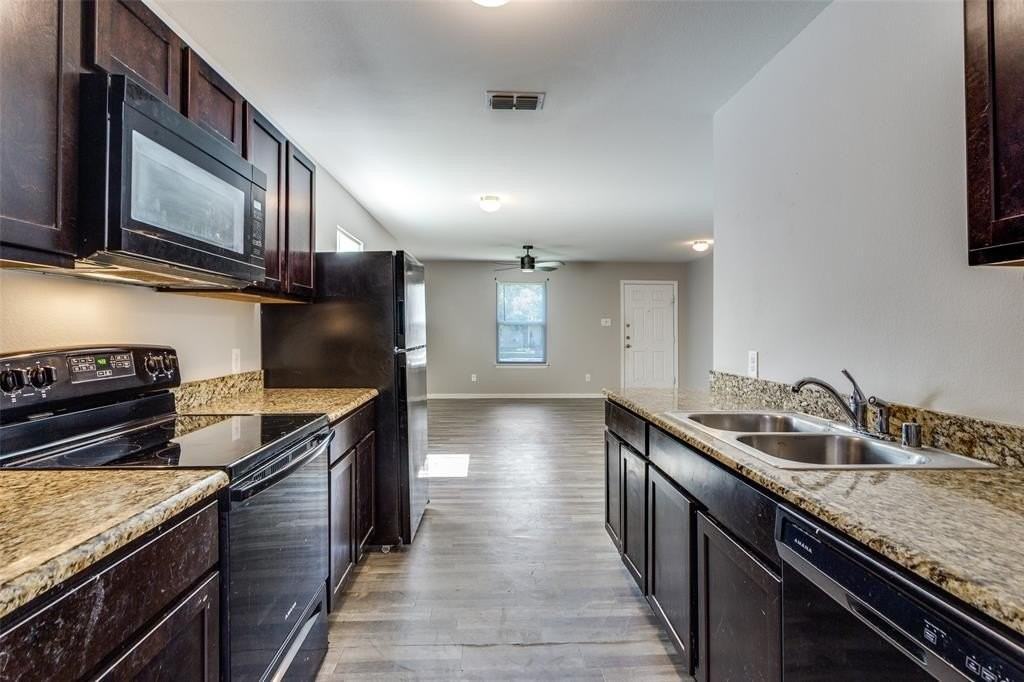 206 Royal St - Photo 2 of 14