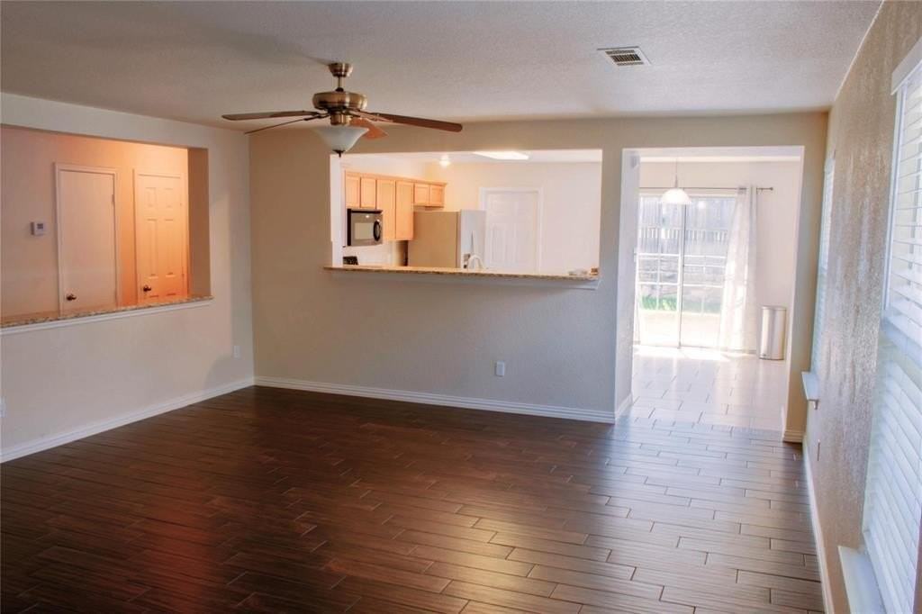 5213 Mirror Lake Dr - Photo 3 of 13