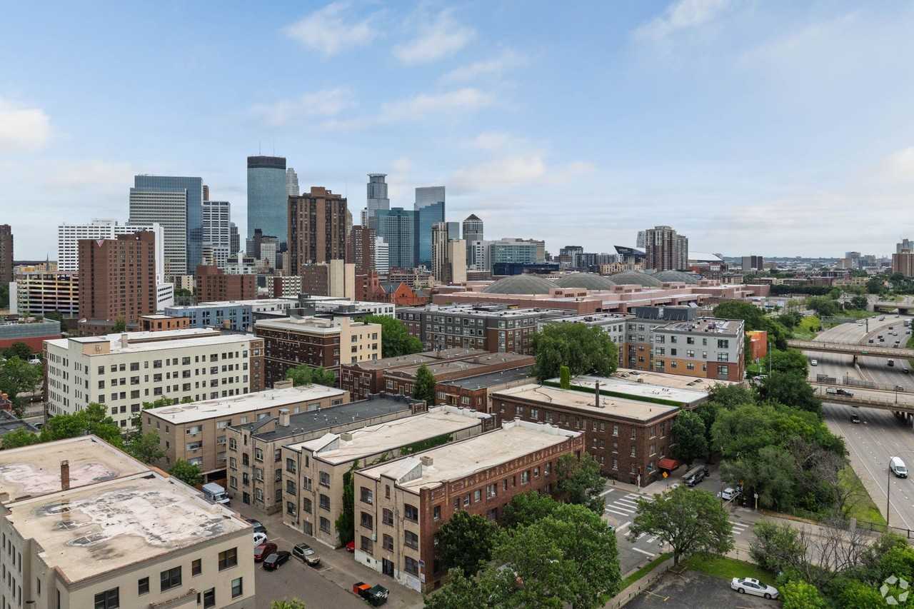 1524 LaSalle Ave - Photo 4 of 8