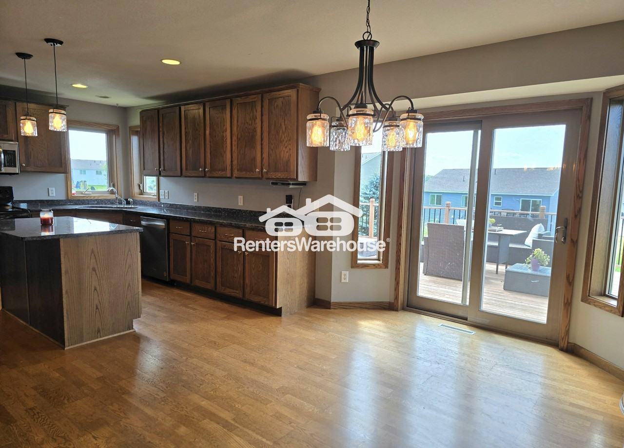 930 Aspen Cir - Photo 3 of 24