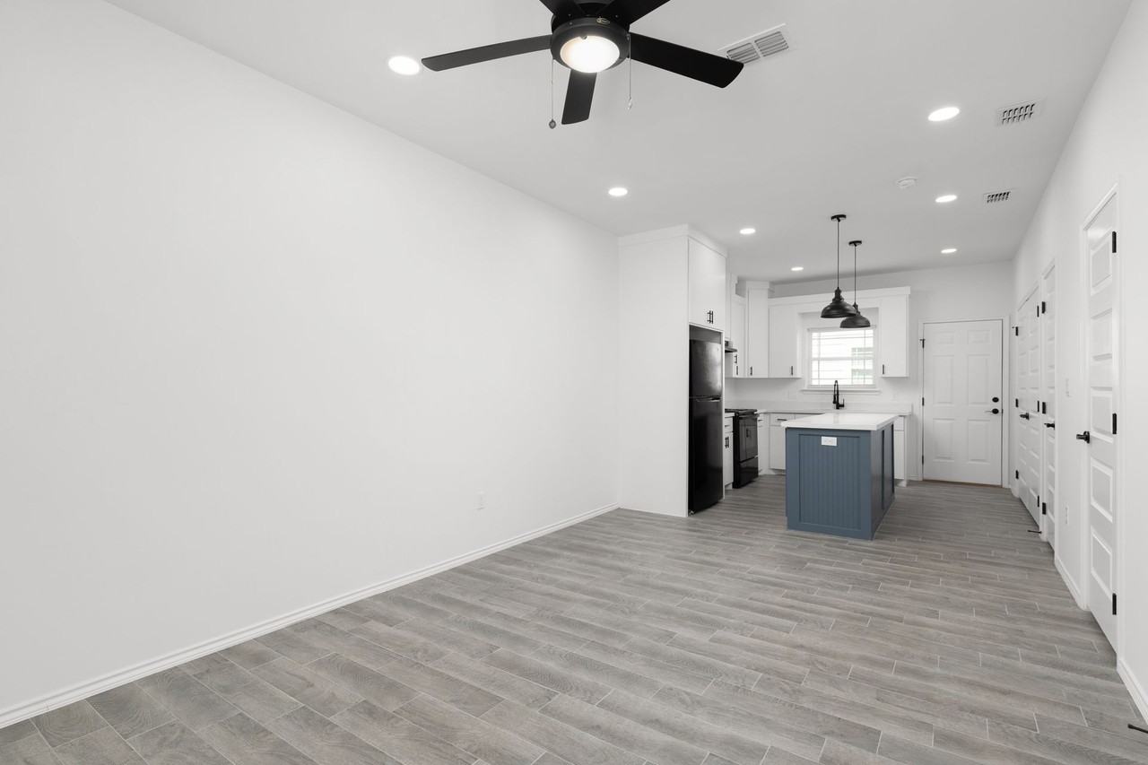 405 Lions Villa Ave. - Photo 2 of 15