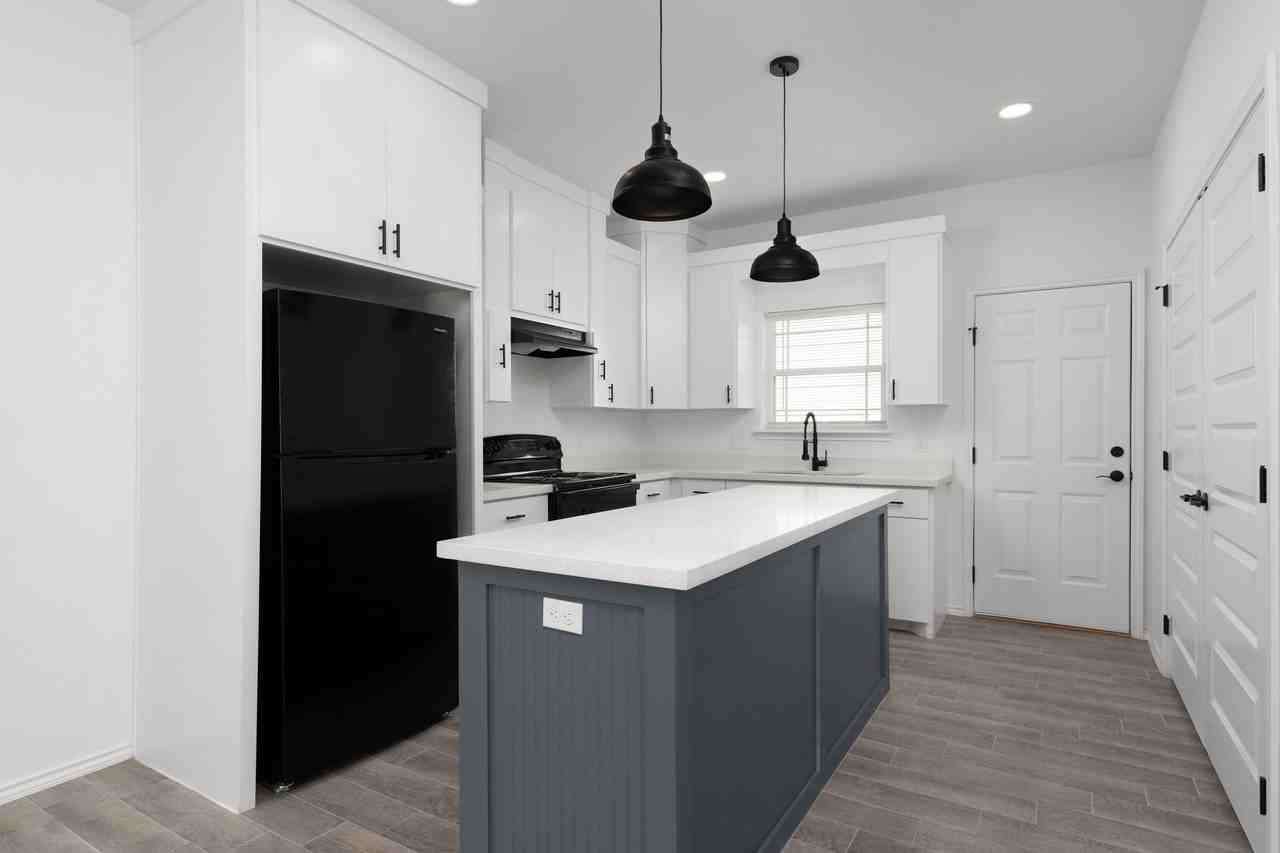 405 Lions Villa Ave. - Photo 3 of 15