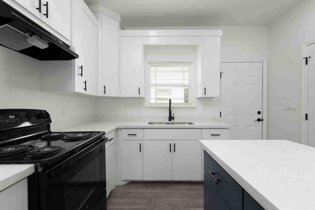 405 Lions Villa Ave. - Photo 4 of 15