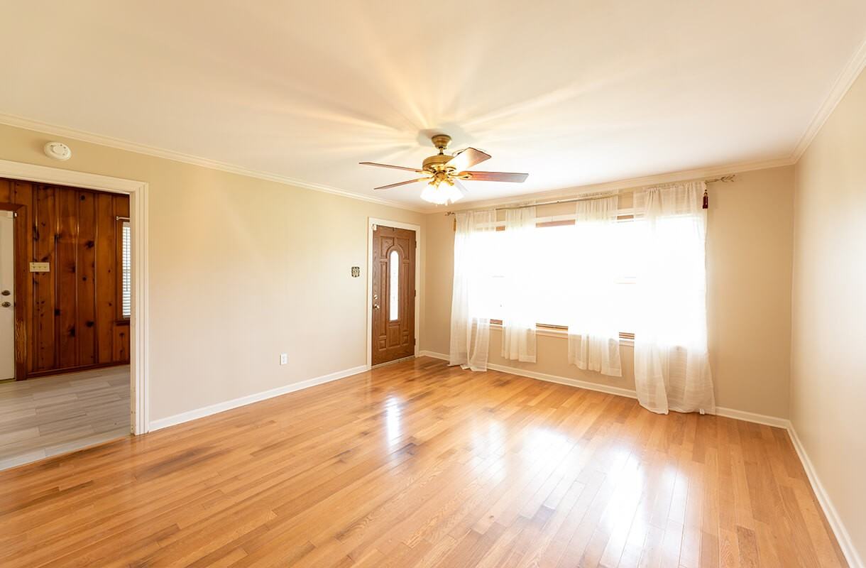 2106 Winnie St - Photo 3 of 10