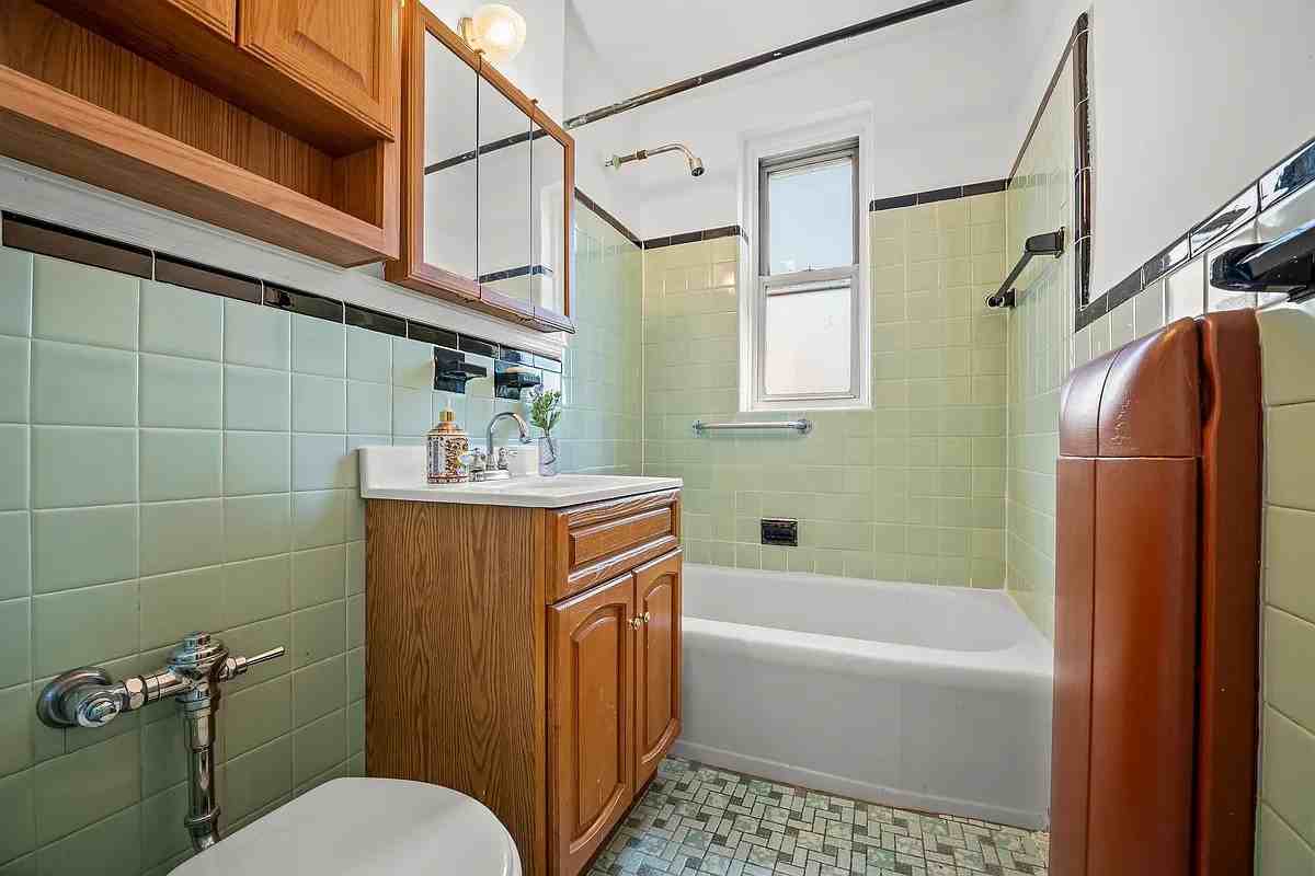 2630 Kingsbridge Ter - Photo 4 of 4