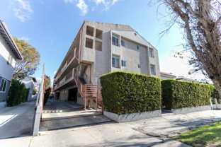 558 N Kenmore Ave - Photo 1 of 1