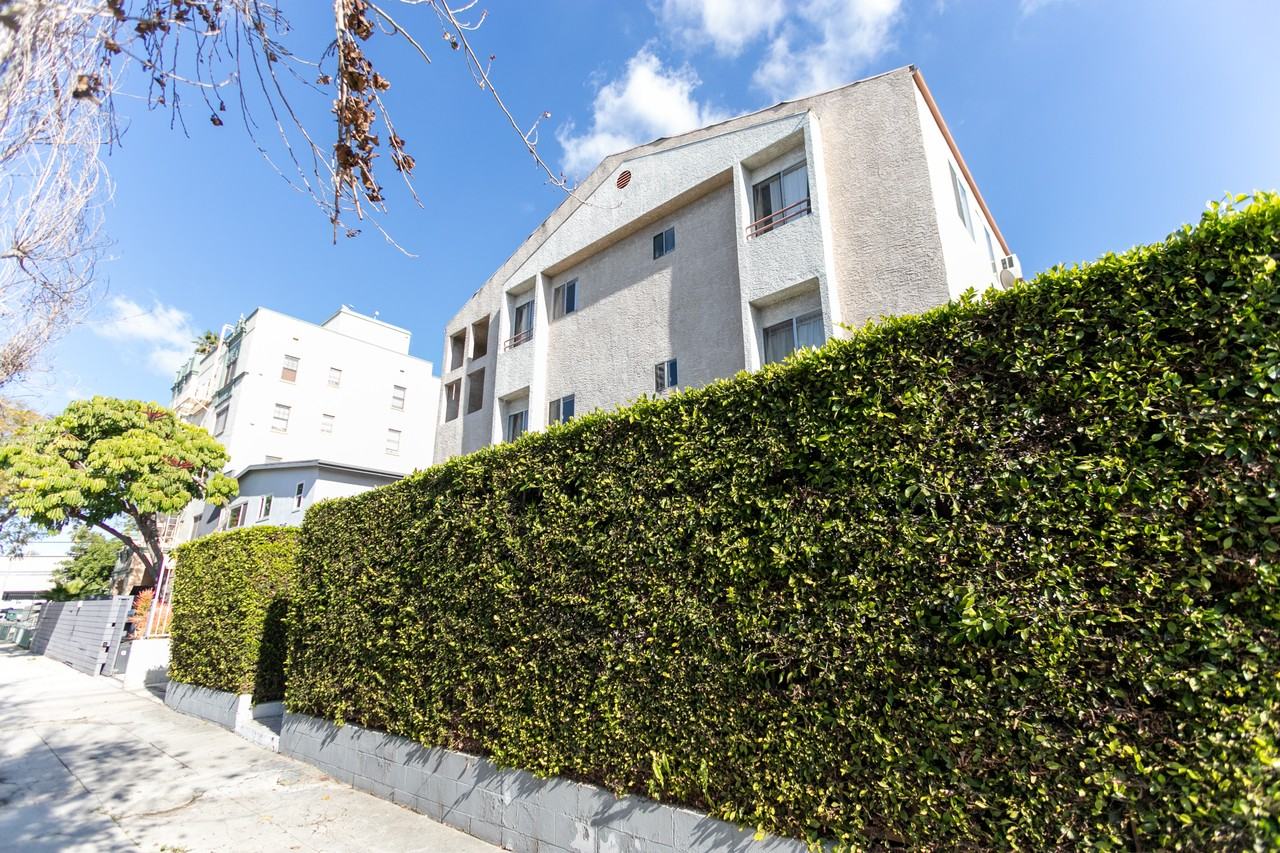 558 N Kenmore Ave - Photo 3 of 35