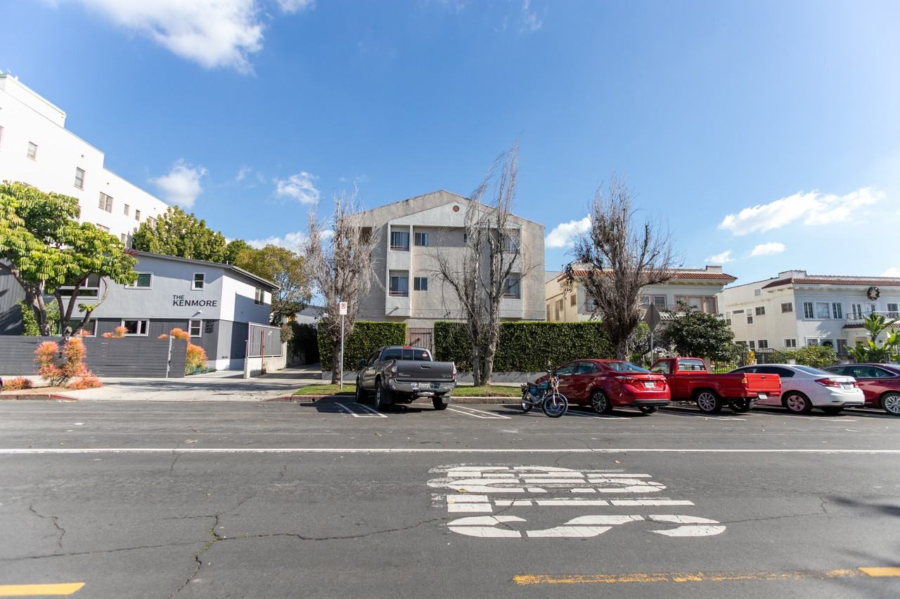 558 N Kenmore Ave - Photo 4 of 35