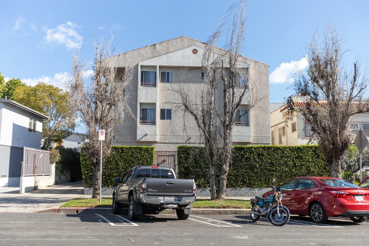 558 N Kenmore Ave - Photo 5 of 35