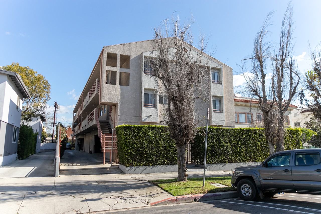 558 N Kenmore Ave - Photo 6 of 35