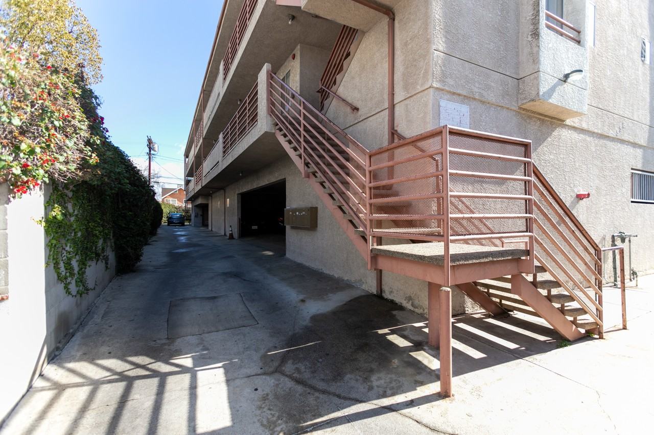 558 N Kenmore Ave - Photo 7 of 35