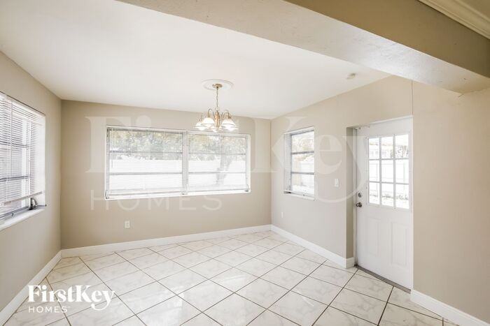 401 Sw 68th Blvd - Photo 3 of 16