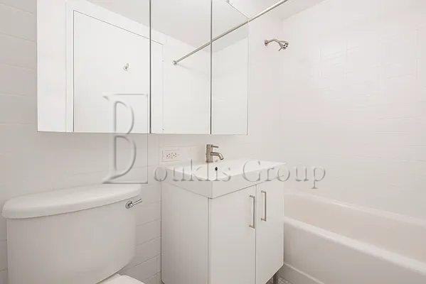 20 Exchange Pl #1025 - Photo 2 of 4