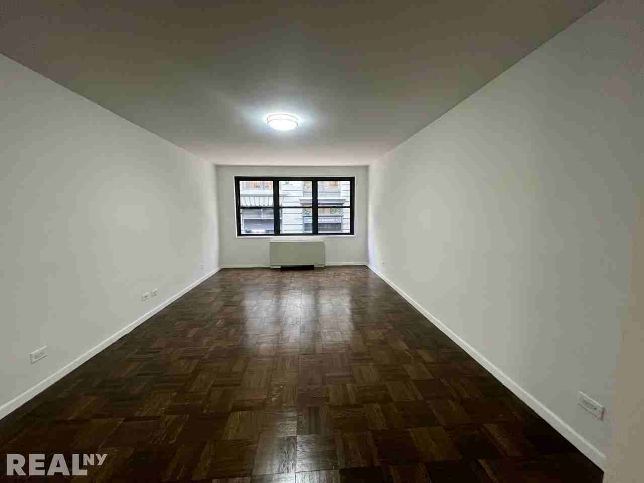 E 16th St #10F - Photo 2 of 4