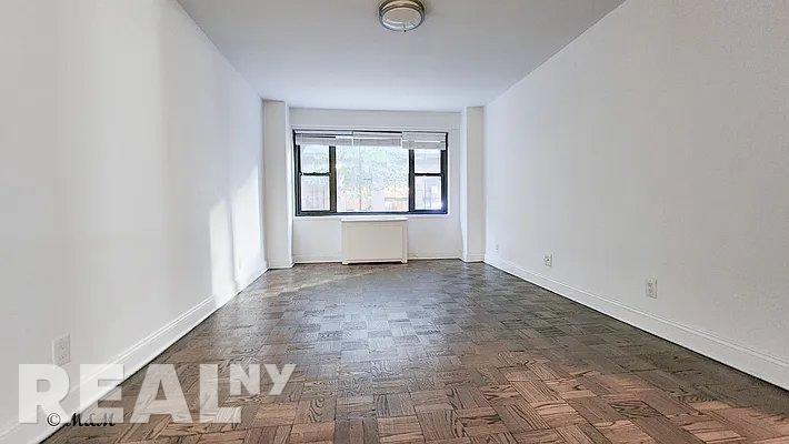 E 56th St #9G - Photo 3 of 4