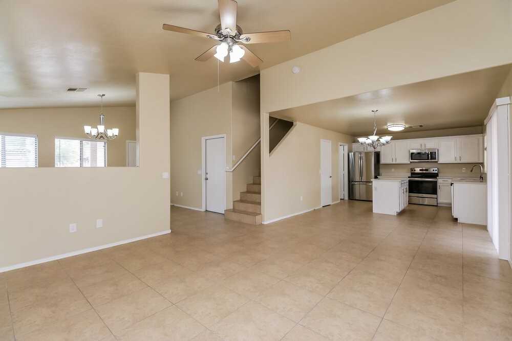 6760 N 77th Ave - Photo 4 of 17