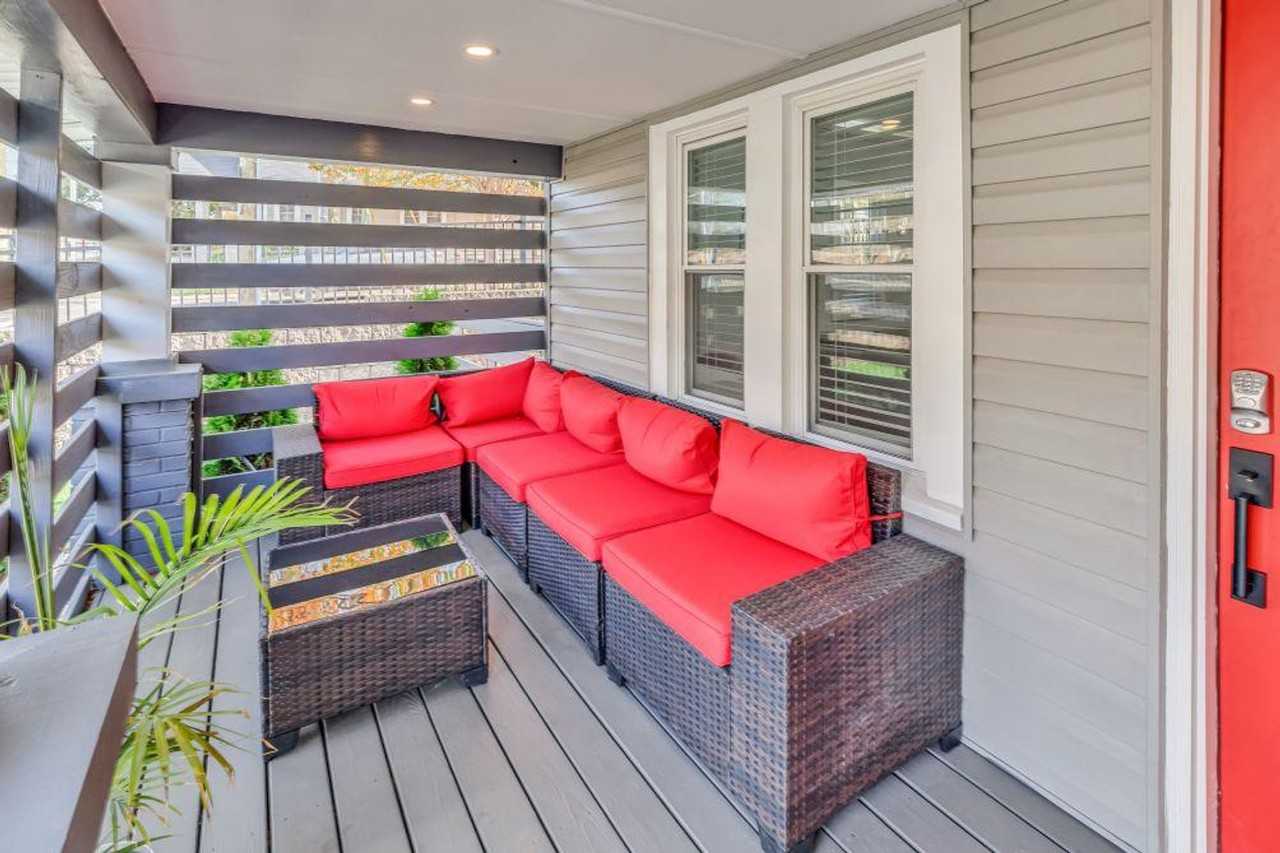 830 Parkwood Ave #1268046P - Photo 3 of 30